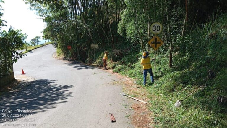 ¡Trabajo en equipo para el bienestar de nuestras vías en el departamento! 🚧