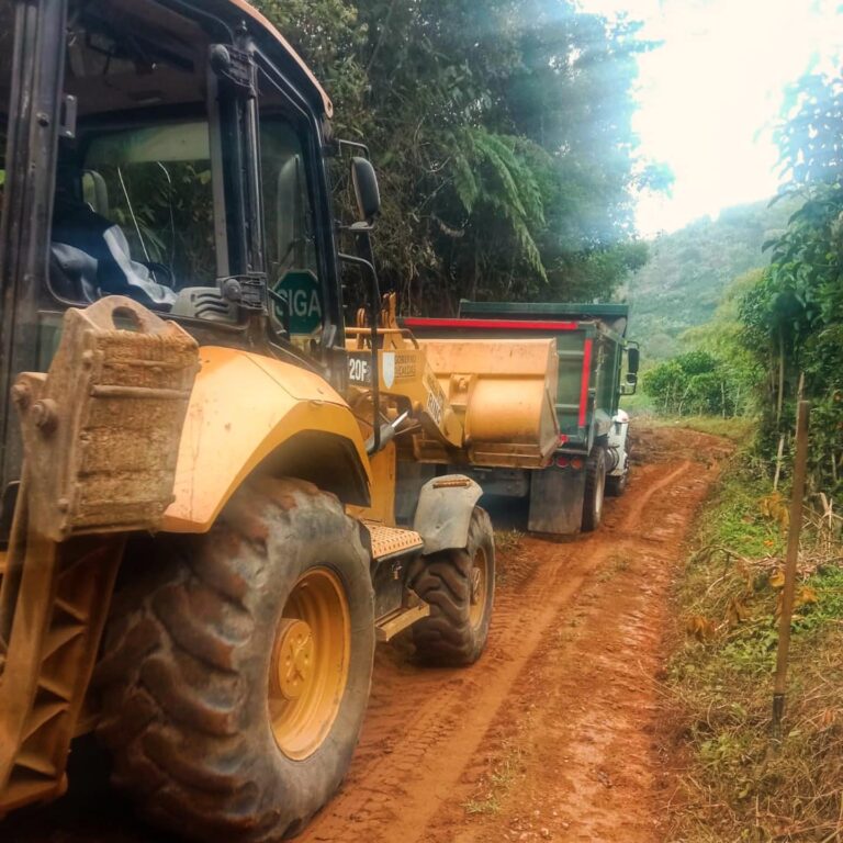 ¡Seguimos avanzando! 🚧 Estamos realizando trabajos de mantenimiento periódico con nuestro combo Norte en la vía La Amoladora – El Limón – Maciegal – La Chuspa.